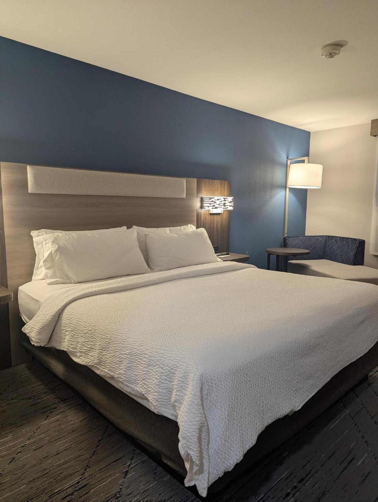 Express & By Ihg Hotel 2*