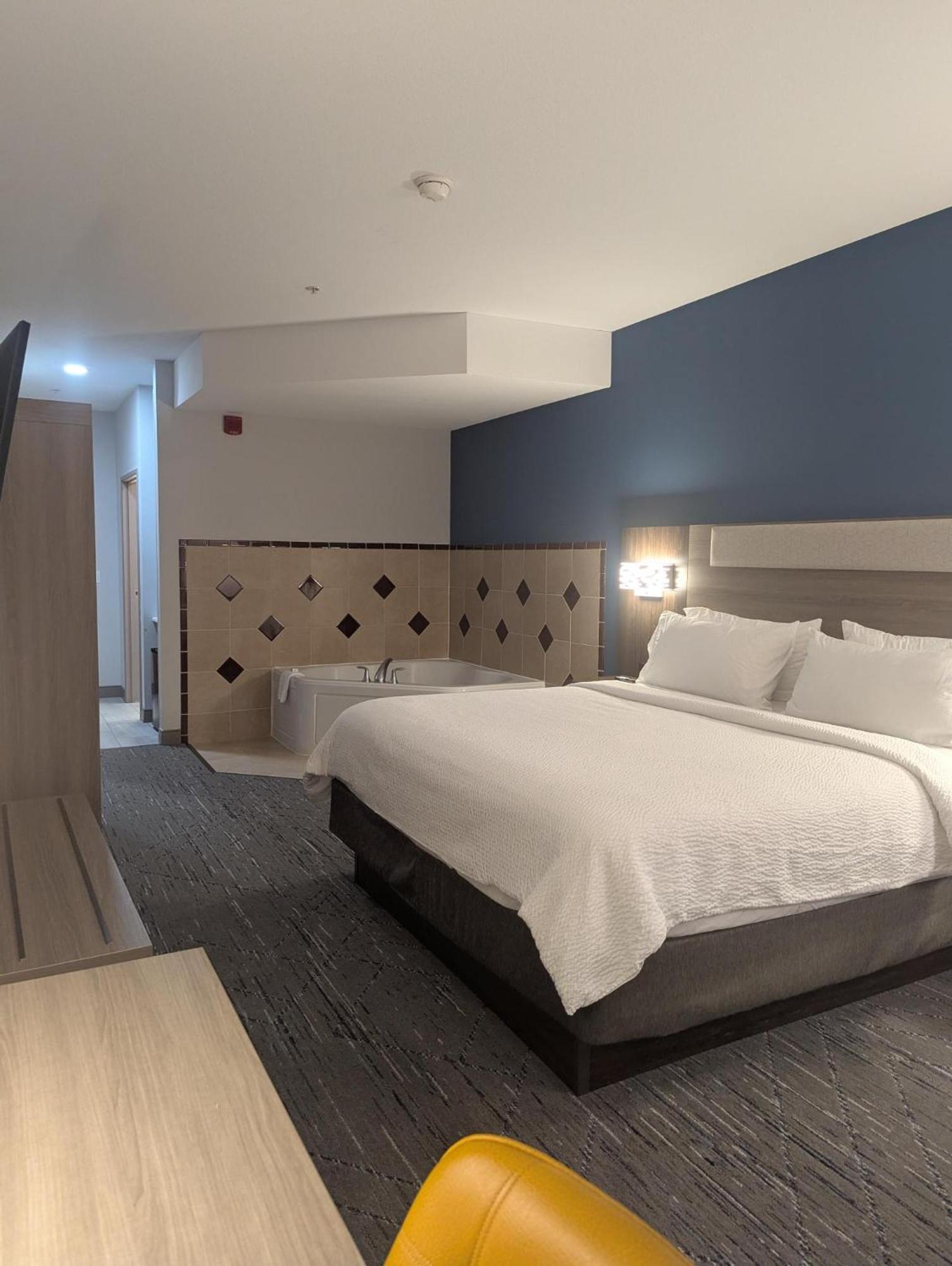 Express & By Ihg 2*